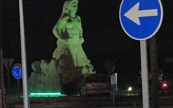 Un coche volve chocar contra a rotonda da Dama da Lagoa en Xinzo