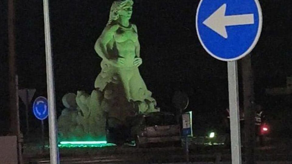 Un coche volve chocar contra a rotonda da Dama da Lagoa en Xinzo