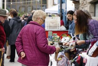 Vilar de Santos celebra este domingo un mercado de artesanía con música e cine