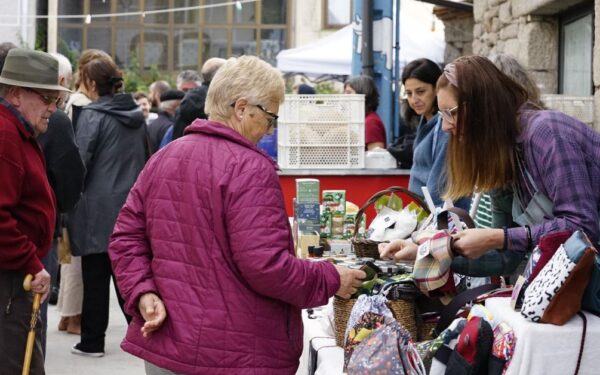 Vilar de Santos celebra este domingo un mercado de artesanía con música e cine