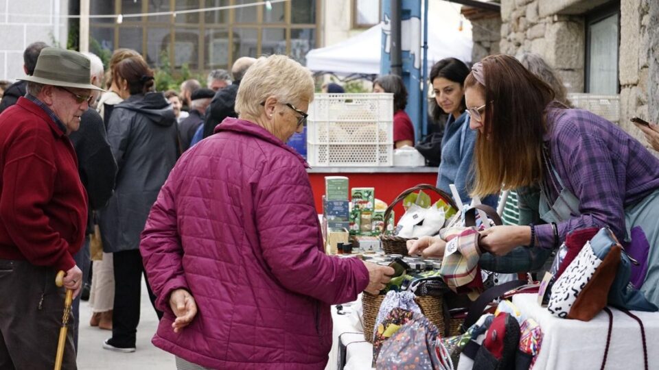 Vilar de Santos celebra este domingo un mercado de artesanía con música e cine