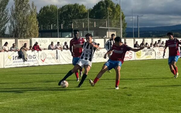 Bruno Pío salva ao Antela dunha goleada ante o Barco