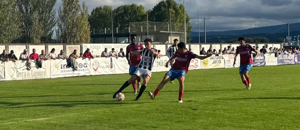 Bruno Pío salva ao Antela dunha goleada ante o Barco