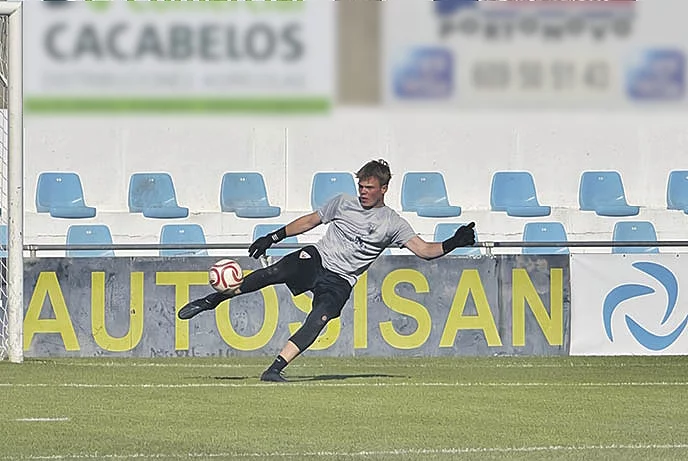 O porteiro xuvenil Iago Salgado debuta co primeiro equipo