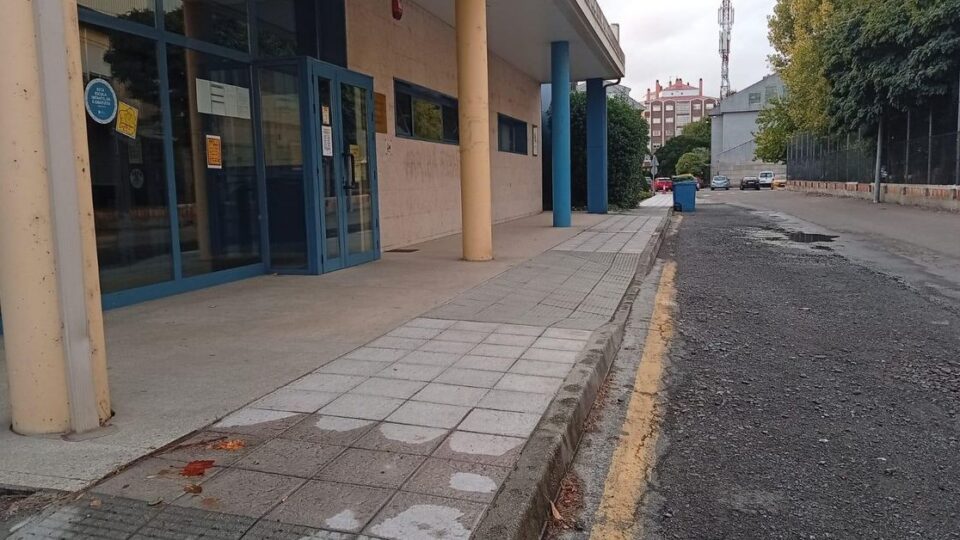 As familias da escola infantil Galiña Azul de Xinzo denuncian que o Concello incumpre as promesas de reforma