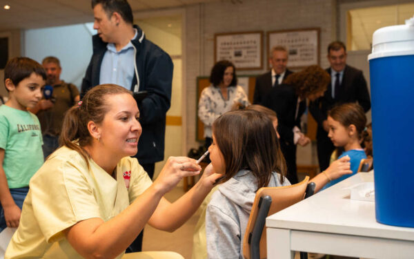 NOTICIAS XINZO | El CEIP Carlos Casares y el Rosalía de Castro participan en el piloto escolar de vacunación sin pinchazo