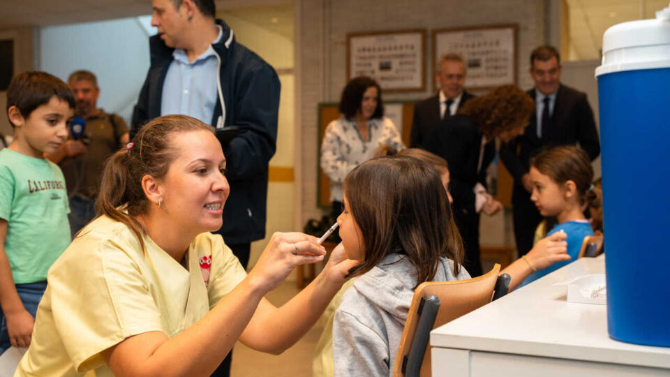 NOTICIAS XINZO | El CEIP Carlos Casares y el Rosalía de Castro participan en el piloto escolar de vacunación sin pinchazo