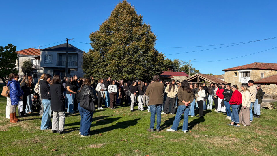 Cem estudantes do IES Chapela visitan o CDR para coñecer o traballo no rural