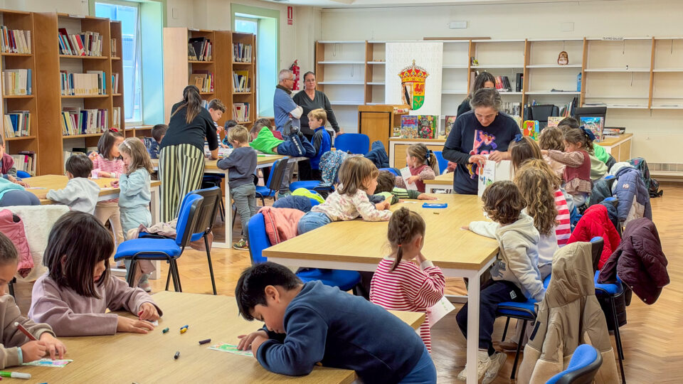 Alumnos do CEIP Carlos Casares celebran o Día das Bibliotecas en Xinzo