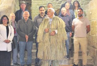 Paco do Toxal crea unha nova coroza para o Museo da Limia