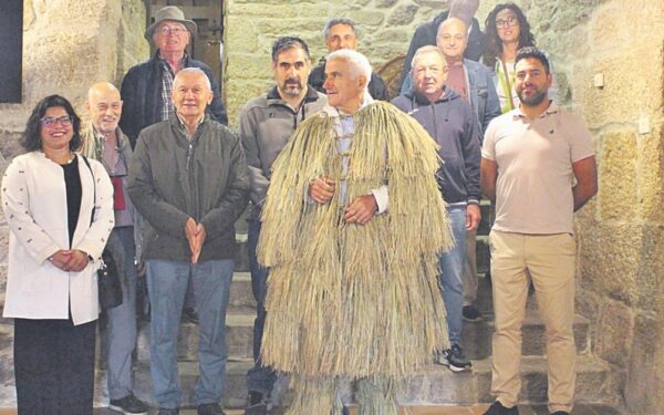 Paco do Toxal crea unha nova coroza para o Museo da Limia