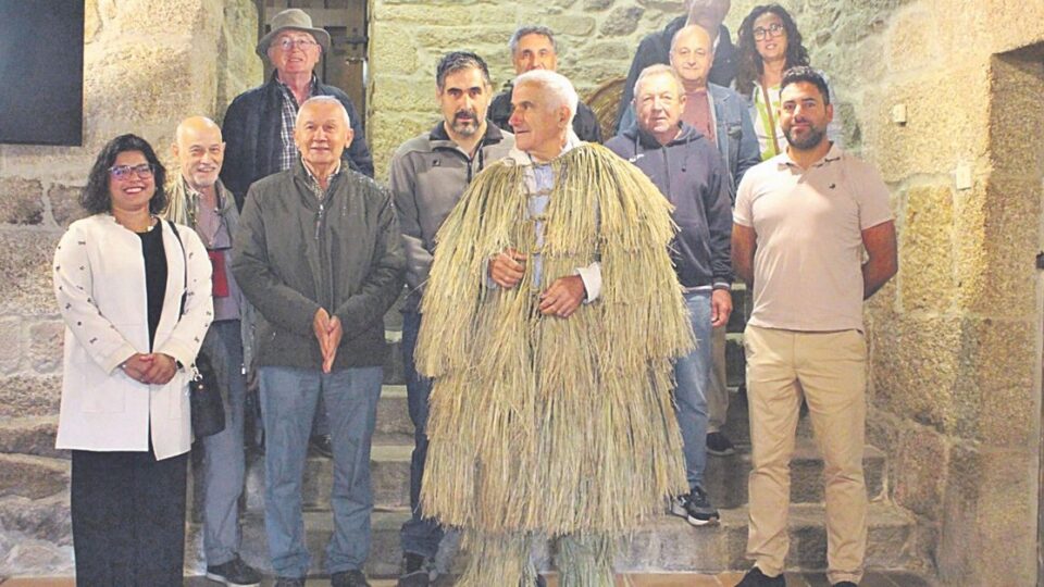 Paco do Toxal crea unha nova coroza para o Museo da Limia