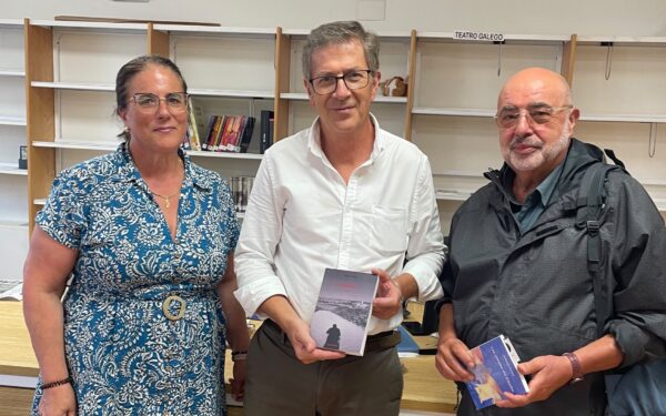 O escritor limiao Johan Xesús Arias doa dous novos libros á biblioteca de Xinzo