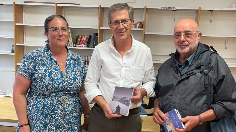 O escritor limiao Johan Xesús Arias doa dous novos libros á biblioteca de Xinzo
