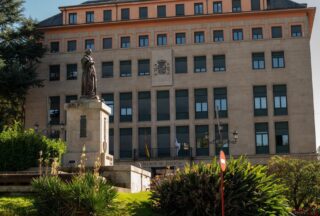 Ocho años de cárcel por tres agresiones sexuales en un mismo día a la hija de su pareja en Xinzo