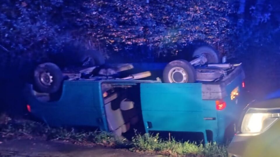 PROTECCIÓN CIVIL DE SANDIÁS INTERVÉN NUN ACCIDENTE DE TRÁFICO EN PIÑEIRA DE ARCOS
