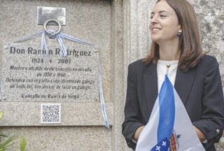 O cemiterio de Rairiz de Veiga xa ten lápidas e placas en galego