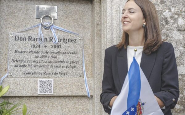 O cemiterio de Rairiz de Veiga xa ten lápidas e placas en galego