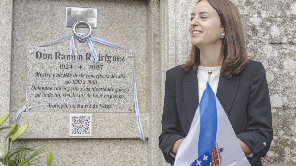 O cemiterio de Rairiz de Veiga xa ten lápidas e placas en galego