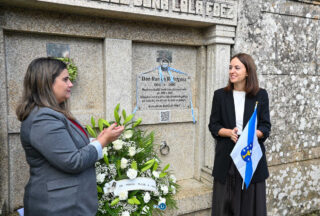 Rairiz de Veiga coloca unha lápida en galego na tumba do exalcalde Ramón Rodríguez