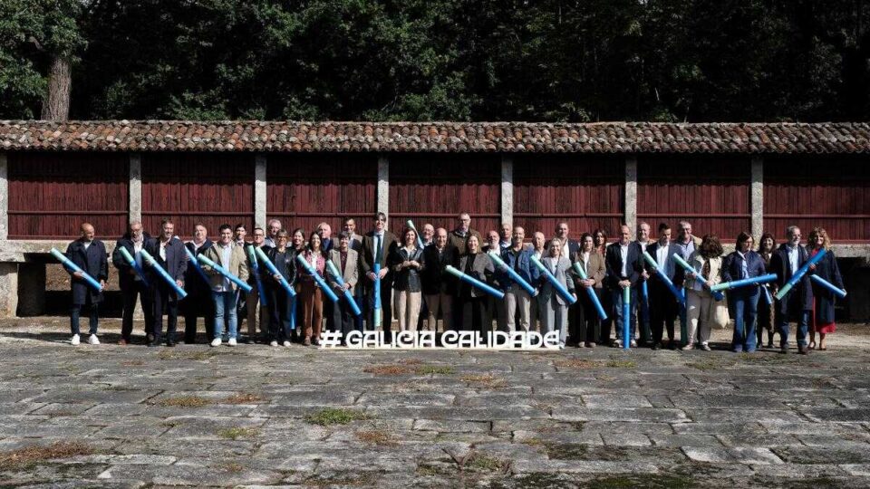 Rairiz de Veiga e Vilar de Barrio reciben a Bandera Verde de Galicia