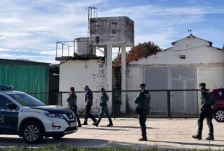Técnicos del concello de Rairiz de Veiga, acompañados por la Guardia Civil, entran a la granja vinculada al candidato a la alcaldía tras la moción