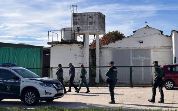 Técnicos del concello de Rairiz de Veiga, acompañados por la Guardia Civil, entran a la granja vinculada al candidato a la alcaldía tras la moción