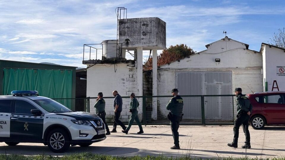 Técnicos del concello de Rairiz de Veiga, acompañados por la Guardia Civil, entran a la granja vinculada al candidato a la alcaldía tras la moción