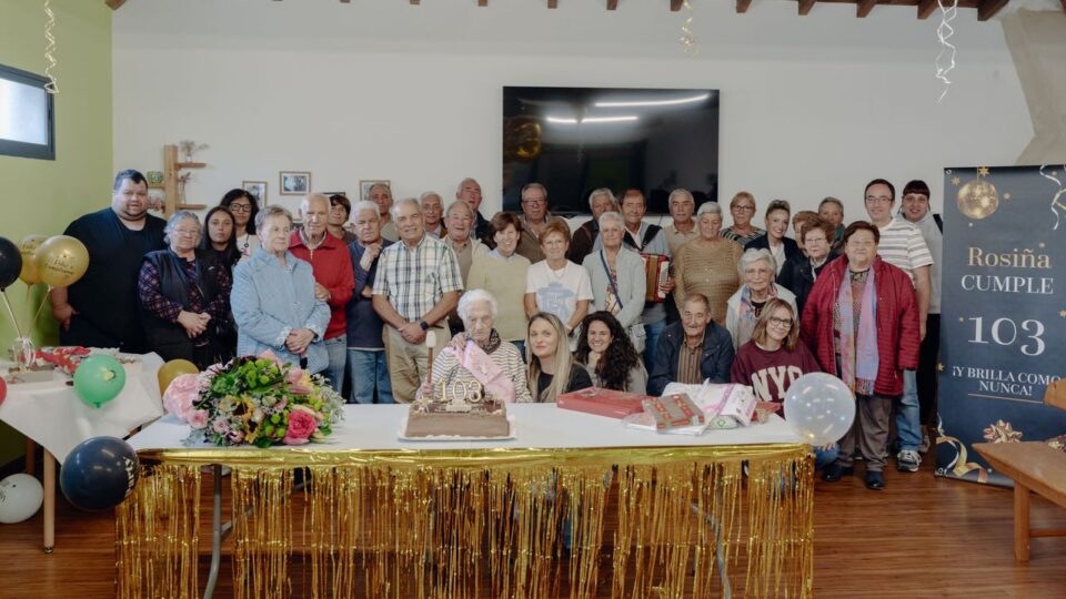 A veciñanza de Laroá celebra os 103 anos de Rosa García