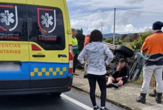Tres feridos tras envorcar un coche en Sarreaus