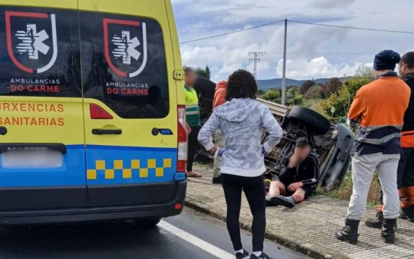 Tres feridos tras envorcar un coche en Sarreaus