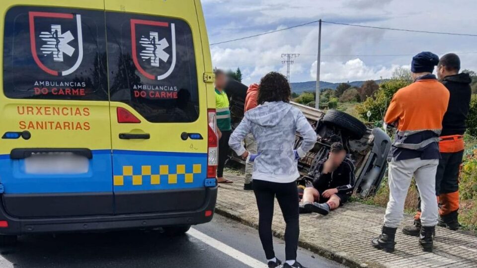 Tres feridos tras envorcar un coche en Sarreaus