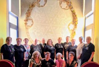 Sarreaus inaugura «Mandala Madre», unha escultura colectiva de ganchillo que homenaxea ás mulleres rurais