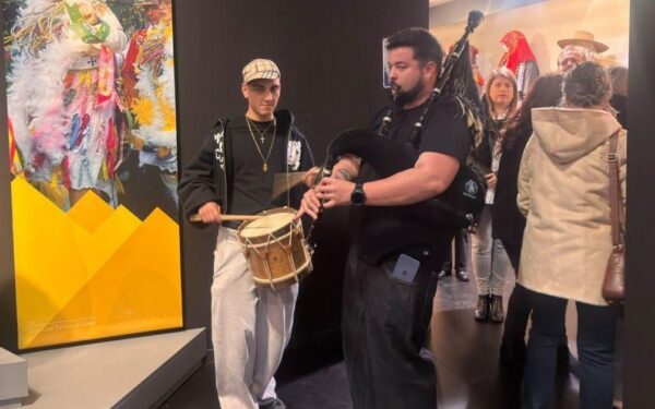 O artista Kid Mount celebra o Entroido nas rúas de Xinzo