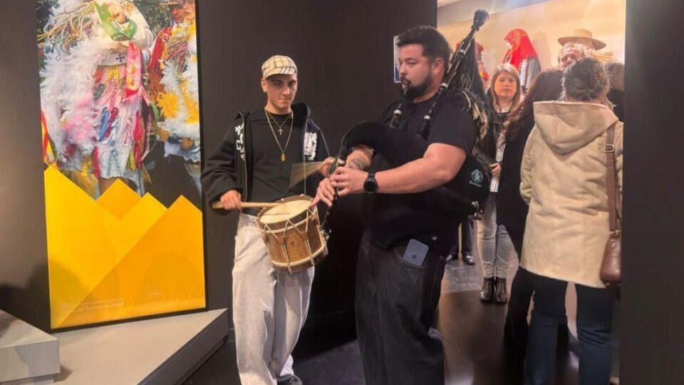 O artista Kid Mount celebra o Entroido nas rúas de Xinzo