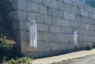 Guntimil xa vive o Samaín con decoracións especiais nas súas rúas